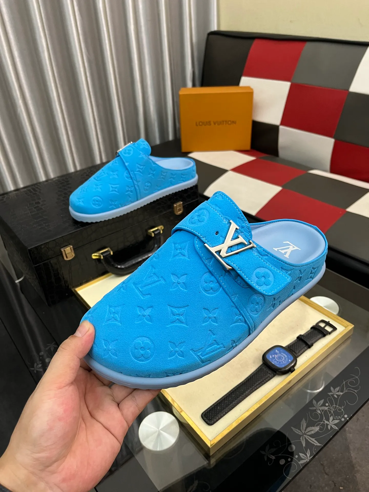 Men's shoes 💰380⌚️⌚️2025 new men's casual sandals and slippers, made of suede cow leather, with Monogram pattern to highlight the trendy style. Adjustable straps illuminated with LV letters, while a resilient insole and micro outsole provide lightweight comfort. Made of suede cow leather with embossed Monogram pattern and brand element metal hardware✅Adjustable straps➕Tough insole‼ ️Micro outsole. Comfortable and easy to wear‼ ️size: 38-446️⃣Colors available